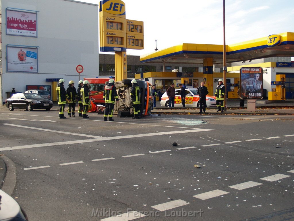 Schwerer VU Notarzt Pkw Koeln Ehrenfeld Weinsbergstr Oskar 18.JPG